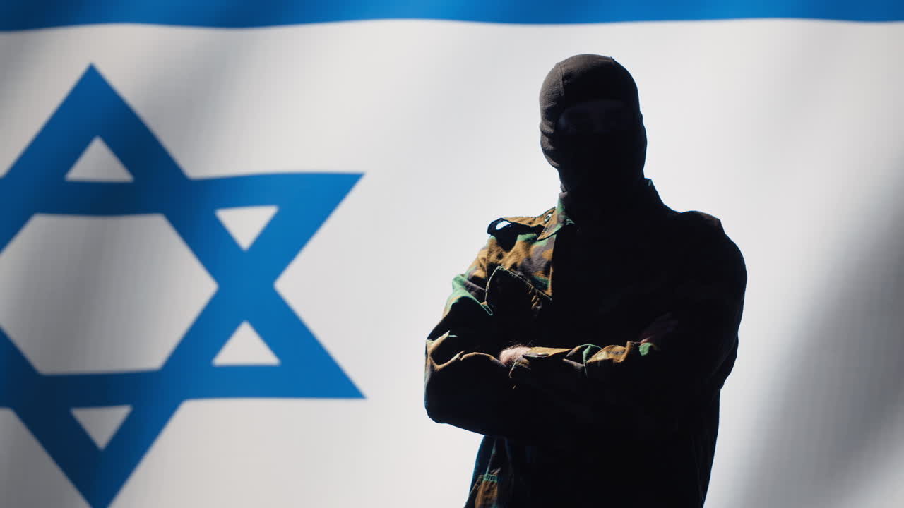 Agente del Mossad in piedi orgoglioso davanti alla bandiera di Israele