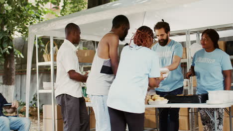 Das-Humanitäre-Team-Unterstützt-Bedürftige