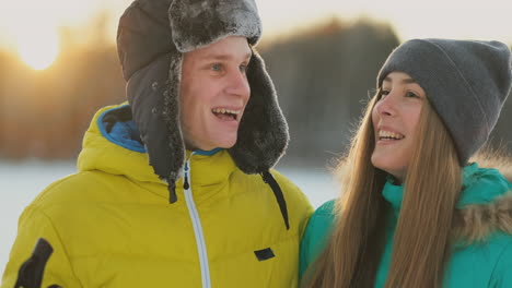 familienskifahrer verbringen das wochenende gemeinsam beim skifahren im wald. gesunder lebensstil und aktive erholung.