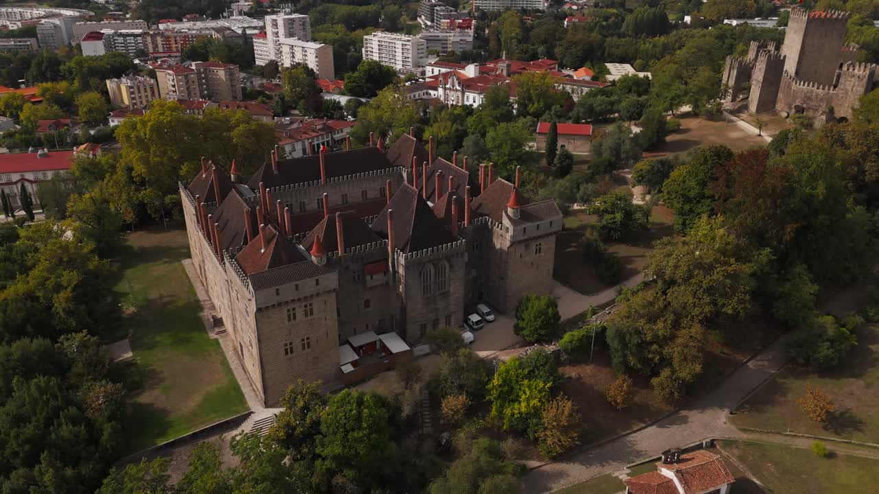 기마랑이스에 있는 나무들로 둘러싸인 브라간사 공작의 역사적인 궁전