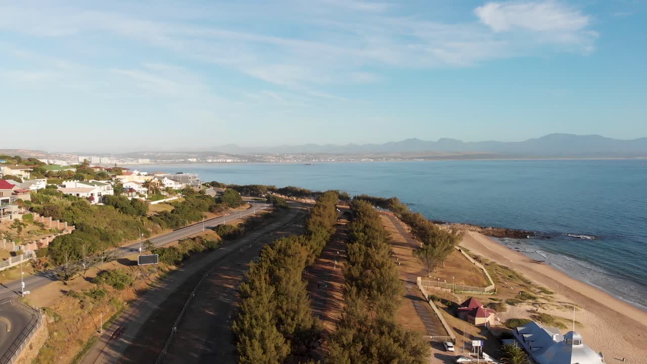 tiro de drone temprano en la mañana de una playa en mosselbaai sudáfrica