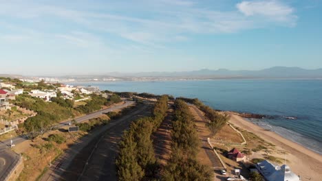 tiro de drone temprano en la mañana de una playa en mosselbaai sudáfrica