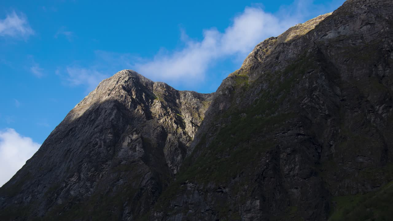 timelapse de una montaña por donde pasan las nubes