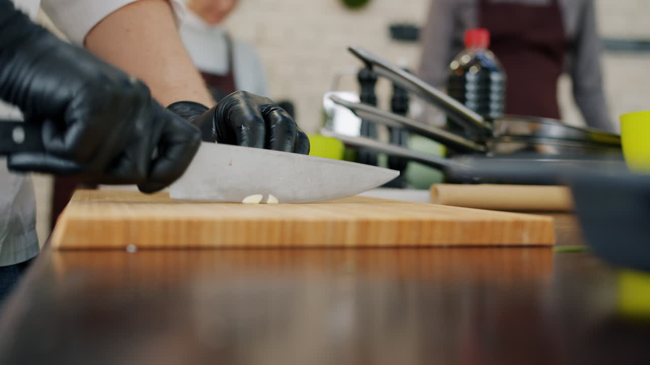 el chef cortando ajo