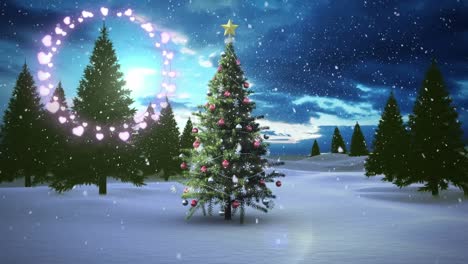 luces brillantes decorativas contra los copos de nieve que caen sobre el árbol de navidad en el paisaje de invierno