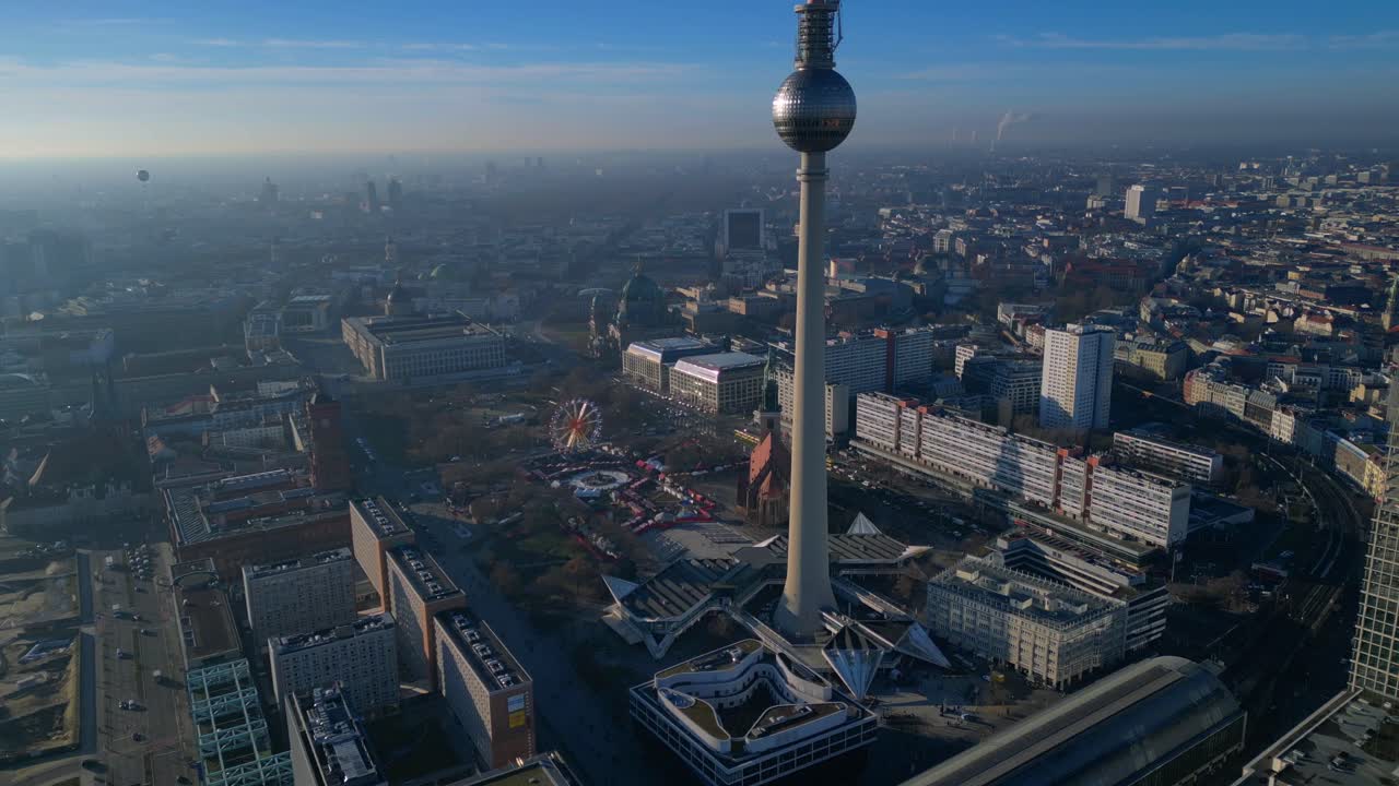 Paisaje urbano de Berlín con la torre de televisión dominando un bullicioso mercado navideño en el Ayuntamiento Rojo. Bonita vista aérea, panorámica en movimiento hacia delante, vista general con dron.