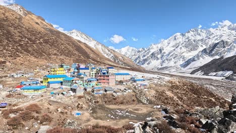 en la pintoresca y colorida aldea de alta altitud de kyanjin gompa