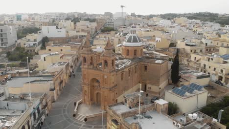 toma aérea en sentido contrario a las agujas del reloj de la iglesia parroquial de marsaxlokk en malta