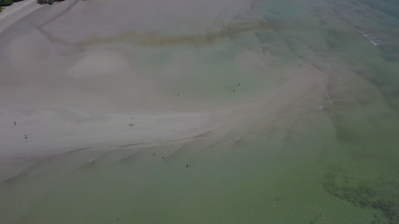 una escena encantadora se revela en las piscinas naturales de barra de lagoa en morro de são paulo, bahía, brasil, realzada por las seductoras arenas blancas y los árboles verdes exuberantes, creando una atmósfera tranquila.