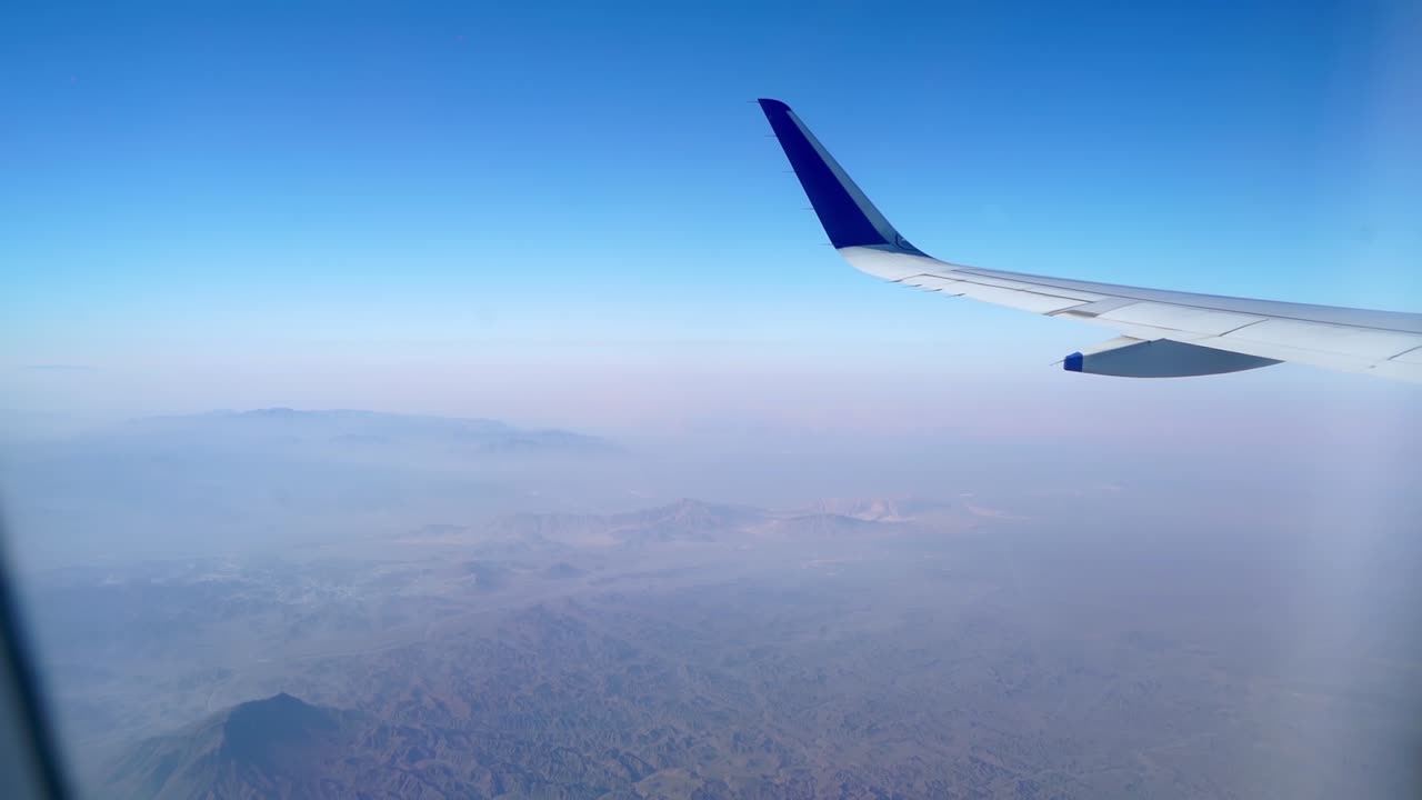 Um Avião Voando Alto no Céu Azul Acima de Dubai, Emirados Árabes Unidos - aérea
