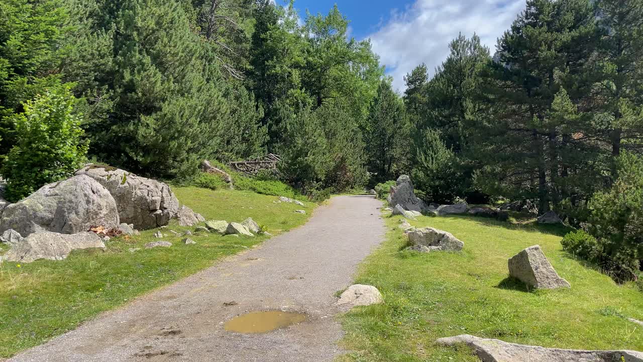 parque nacional de aigüestortes españa naturaleza protegida lerida catalunya peatonal carretera de montaña paisaje natural paseo familiar