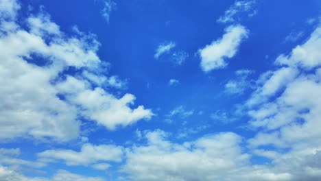 Himmelshintergrund-Mit-Sich-Bewegenden-Weißen-Wolken.-Zeitraffer