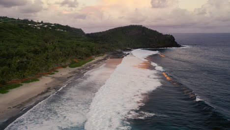 vuelo de drones sobre la playa de grand anse y rompiendo las olas del océano en la isla de la reunión