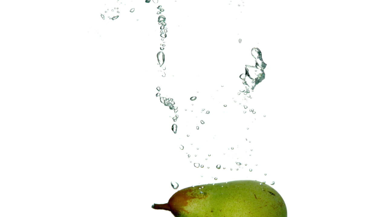 Pera che si tuffa nell'acqua su sfondo bianco