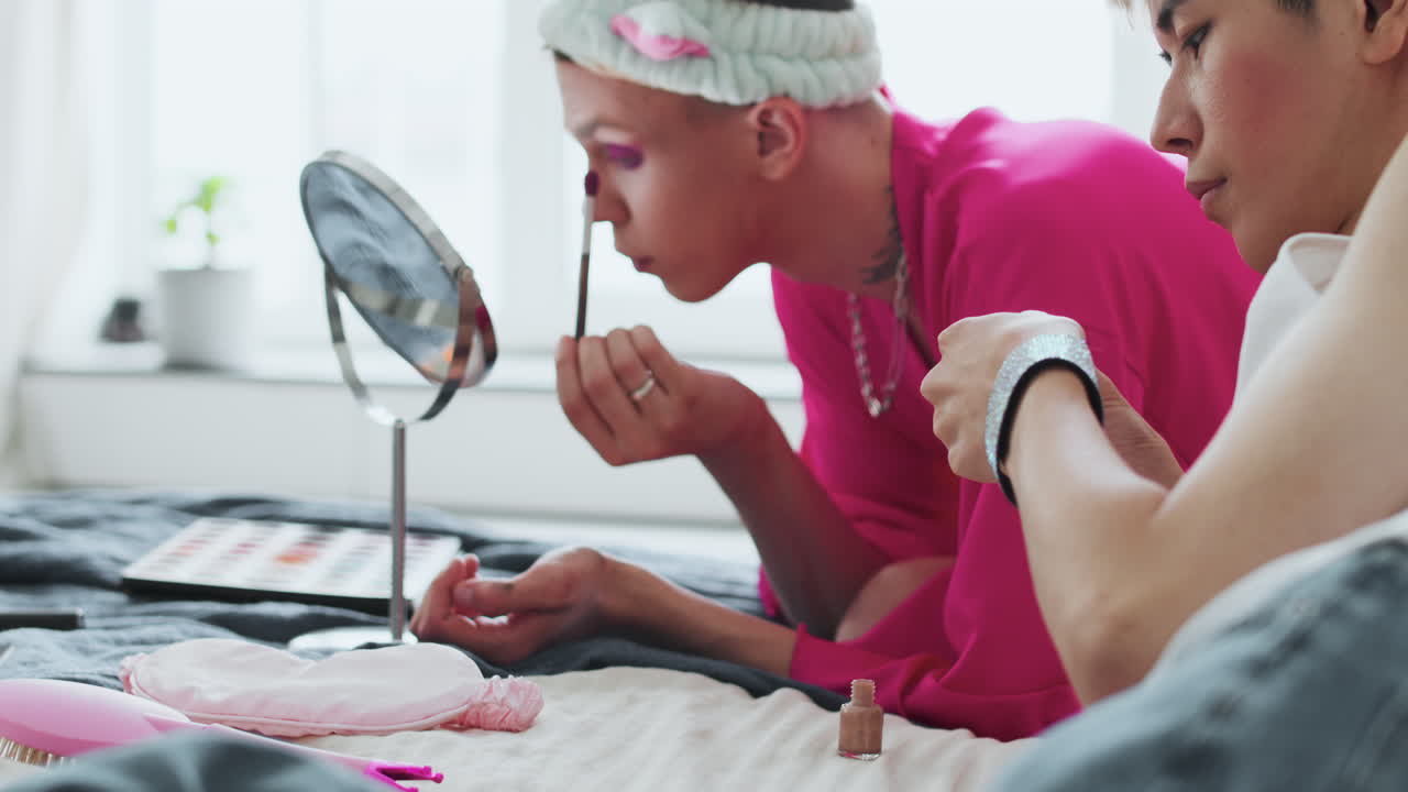 침대에 누워있는 괴상한 남자들