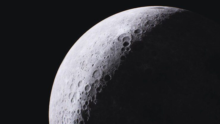 Vista detalhada da superfície da lua destacando suas crateras e textura