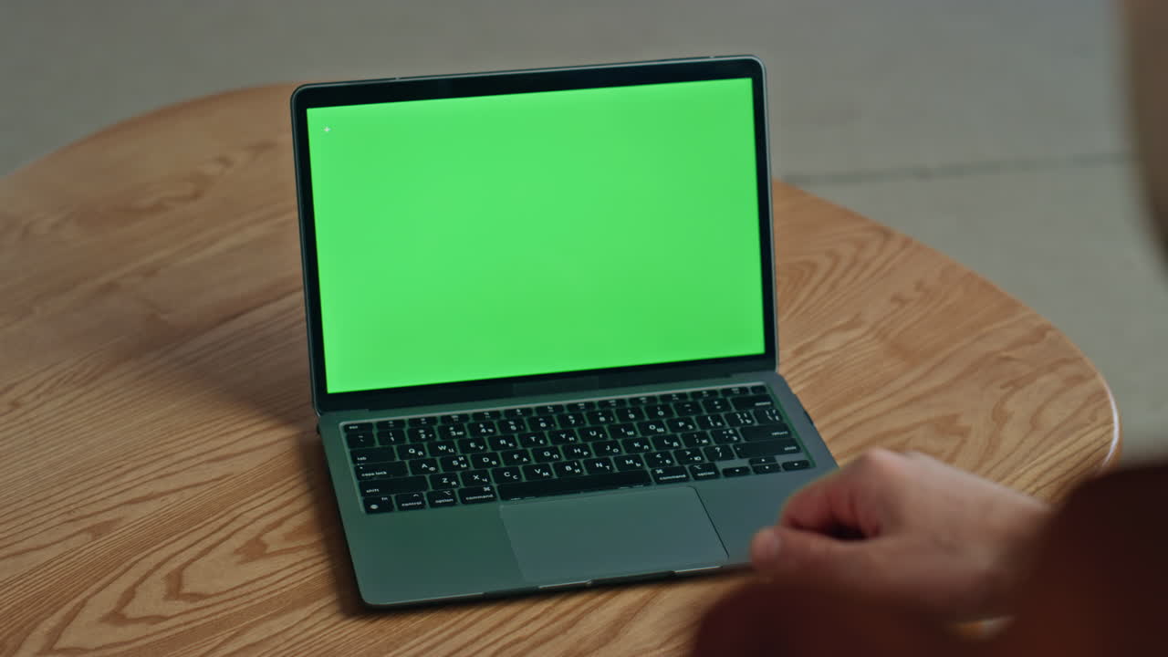 Un uomo d'affari sconosciuto che usa un laptop modello per una videoconferenza in ufficio