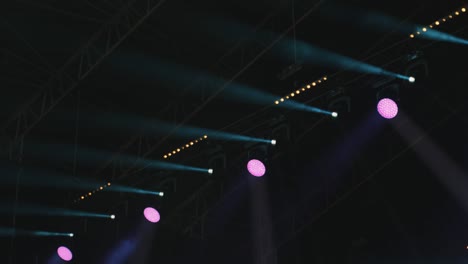 con luz profesional en el escenario del concierto.