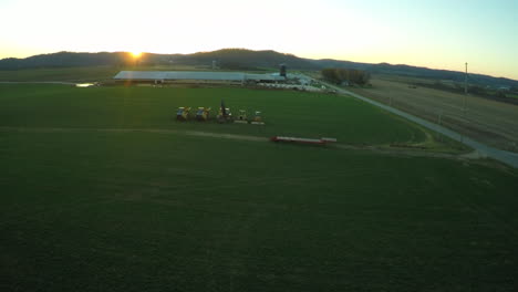 Una-Antena-Sobre-Una-Granja-Del-Medio-Oeste-Al-Amanecer-O-Al-Atardecer