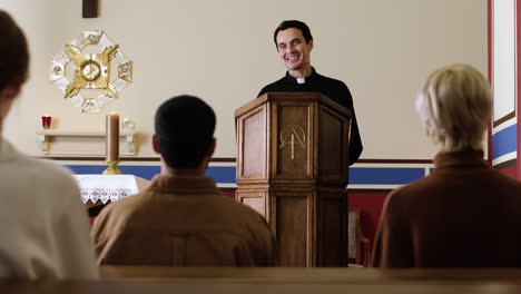 el sacerdote en la misa