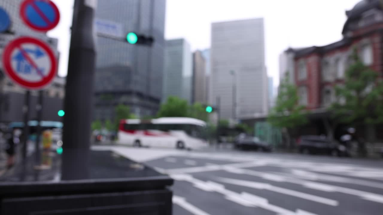 마룬우치 도쿄의 비가 오는 날 거리에서 는 사람들