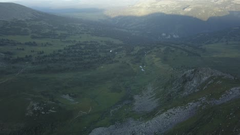 paisaje de valle de montaña de alta altitud