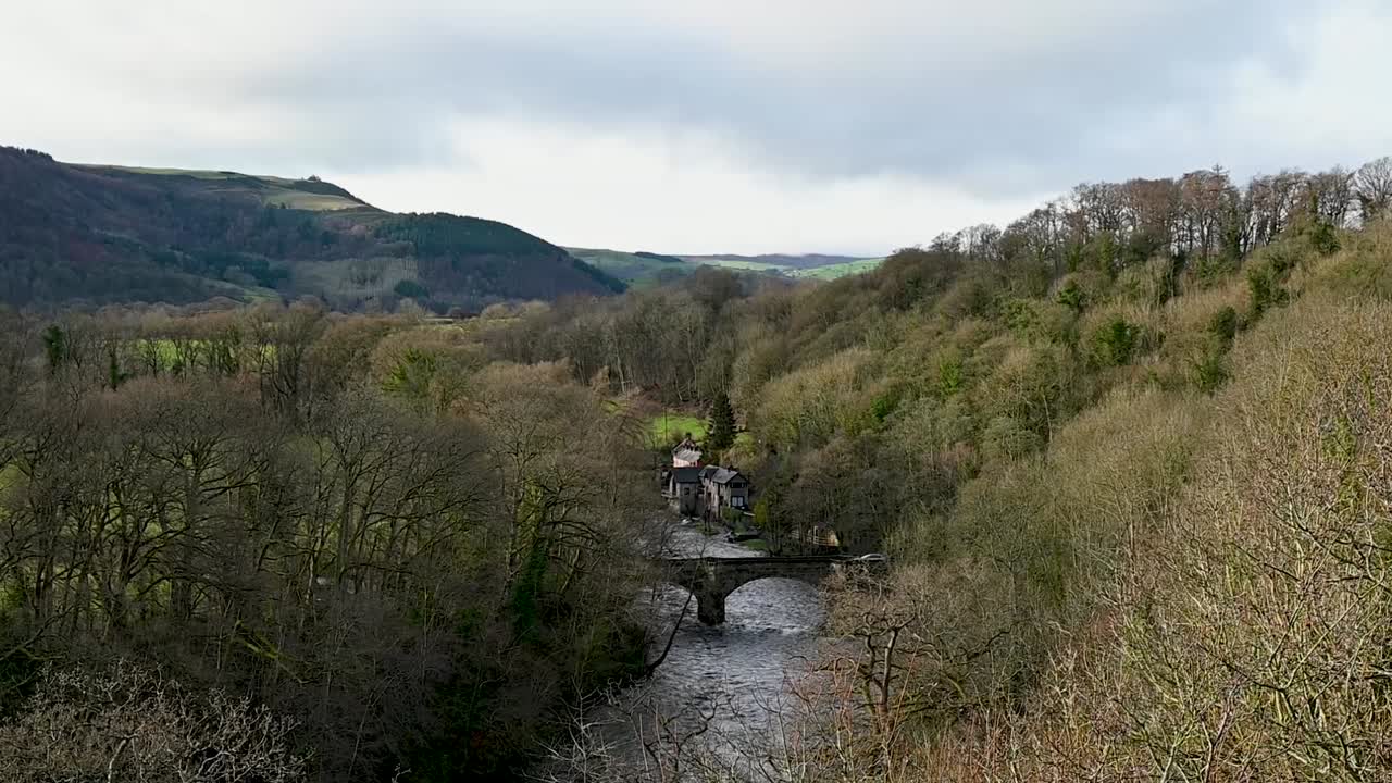 vista hacia abajo a gales desde el acueducto de pontcysyllte, reino unido