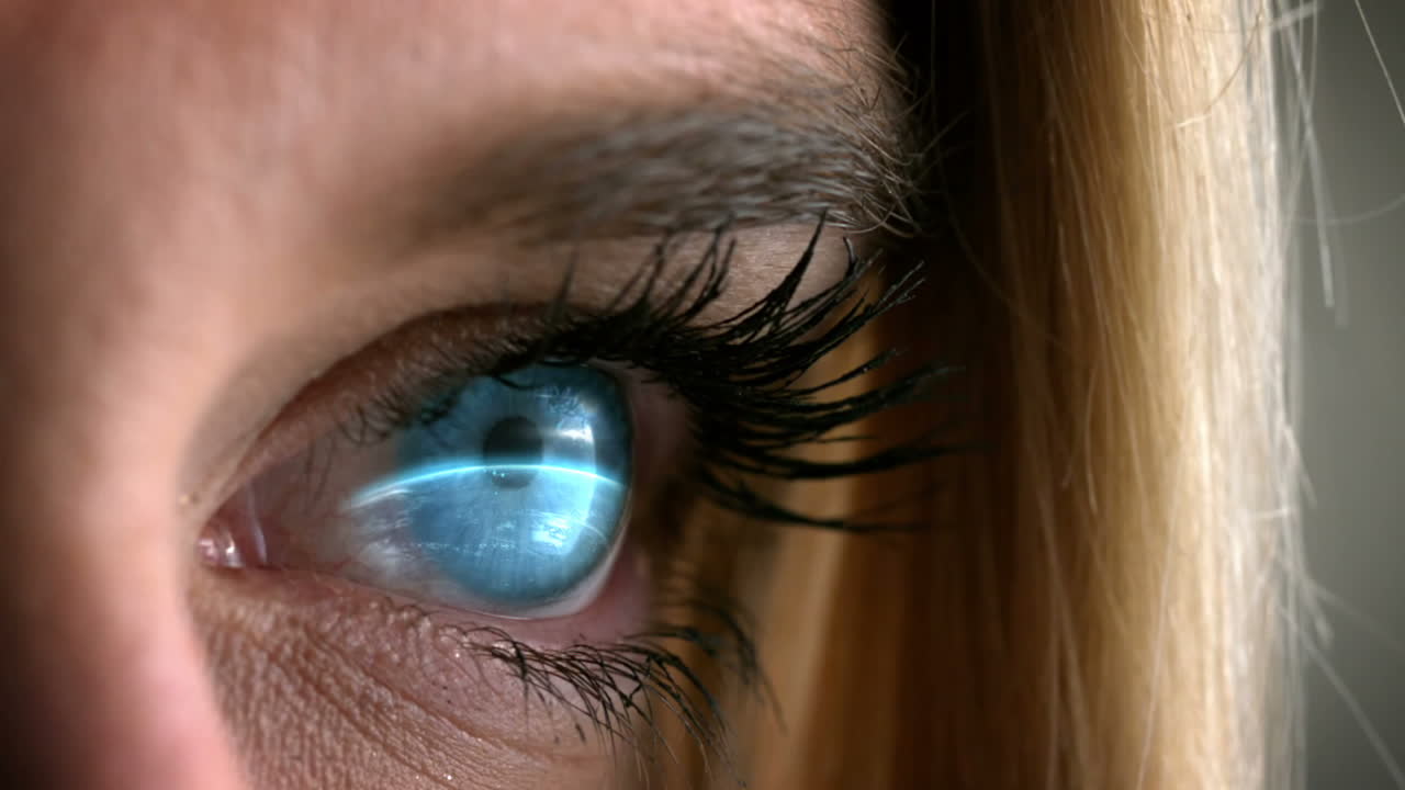 veduta ravvicinata dell'occhio umano con il globo