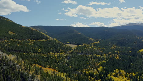 Antena-Del-Hermoso-Paisaje-De-Montaña-De-Otoño-De-Bosque-De-Otoño-Verde-Amarillo,-4k