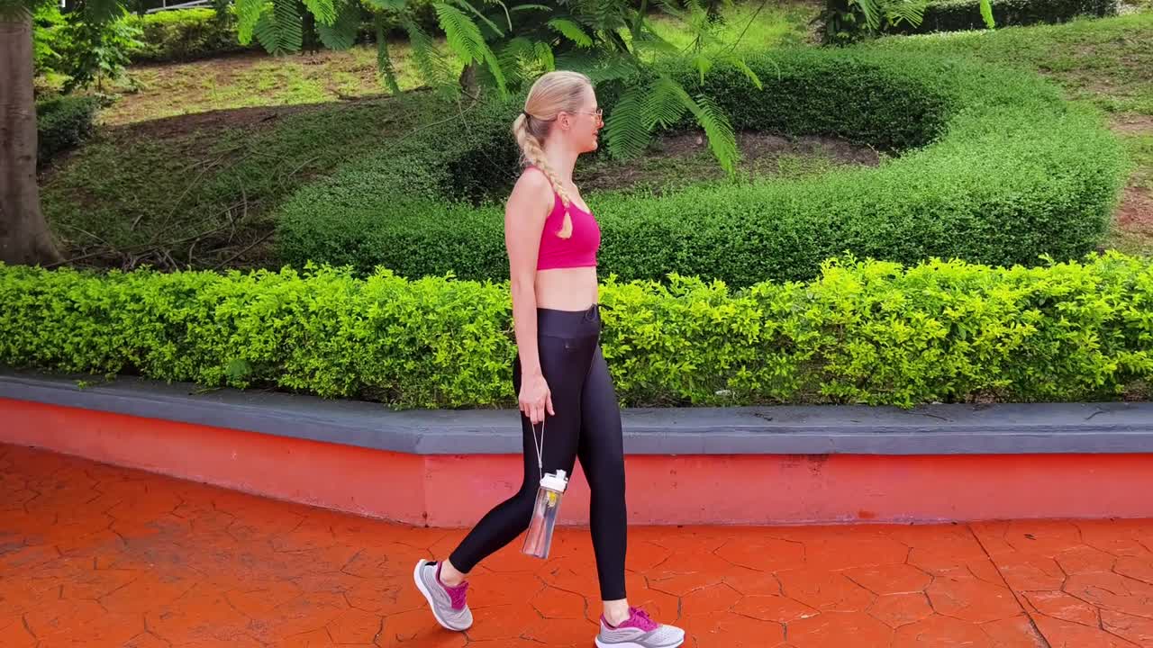 공원에서 운동하는 여자