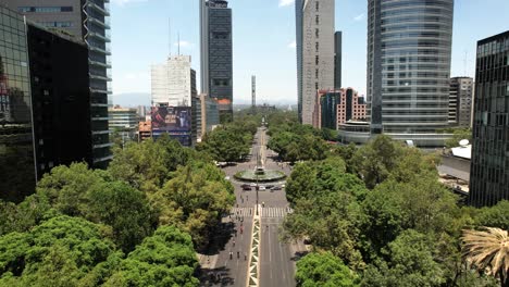 Vista-Aérea-Del-Paseo-De-La-Reforma-En-La-Ciudad-De-México-Durante-Un-Domingo-Ciclista