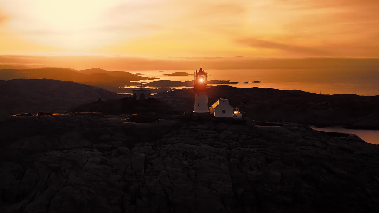 faro costero. el faro de lindesnes es un faro costero en el extremo sur de noruega.