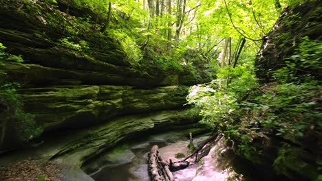 Überwachung-Einer-Versteckten-Schlucht-Im-Mittleren-Westen