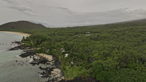 wailea-makena maui hawai aerial v4 drone flyover ahihi bay capturando la aislada bahía de makena con playa de arena y rocas volcánicas y vistas a las montañas de kalahaku - filmado con mavic 3 cine - diciembre 2022