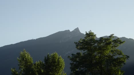 Paisaje-Del-Monte-Alpino-Dent-Du-Chat-Entre-El-Bosque-Y-El-Cielo-De-Francia