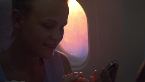 Mujer-Sonriente-Con-Teléfono-Inteligente