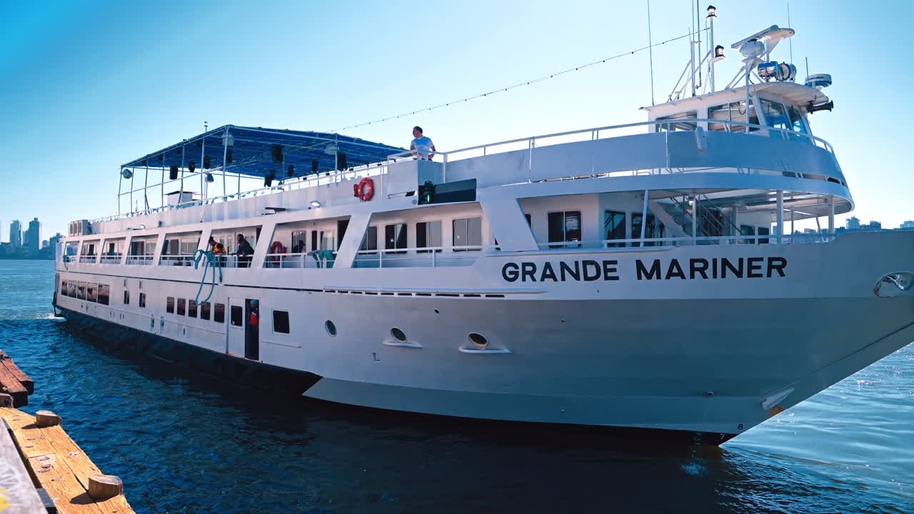 New York, USA, 9 agosto 2025: nave da crociera Grande Mariner nel porto di New York. La nave da crociera turistica Grande Mariner naviga nel porto di NYC