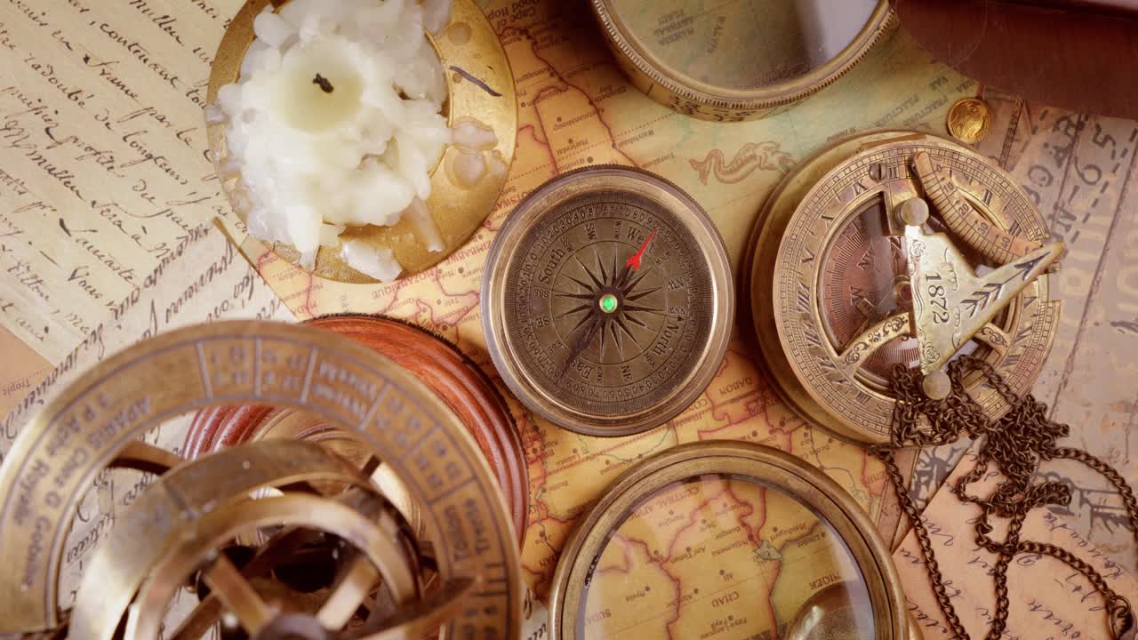 viajes y aventuras de estilo vintage. vintage vieja brújula y otros artículos vintage en la mesa.