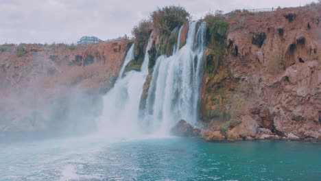 majestuosa cascada que cae en cascada por las rocas