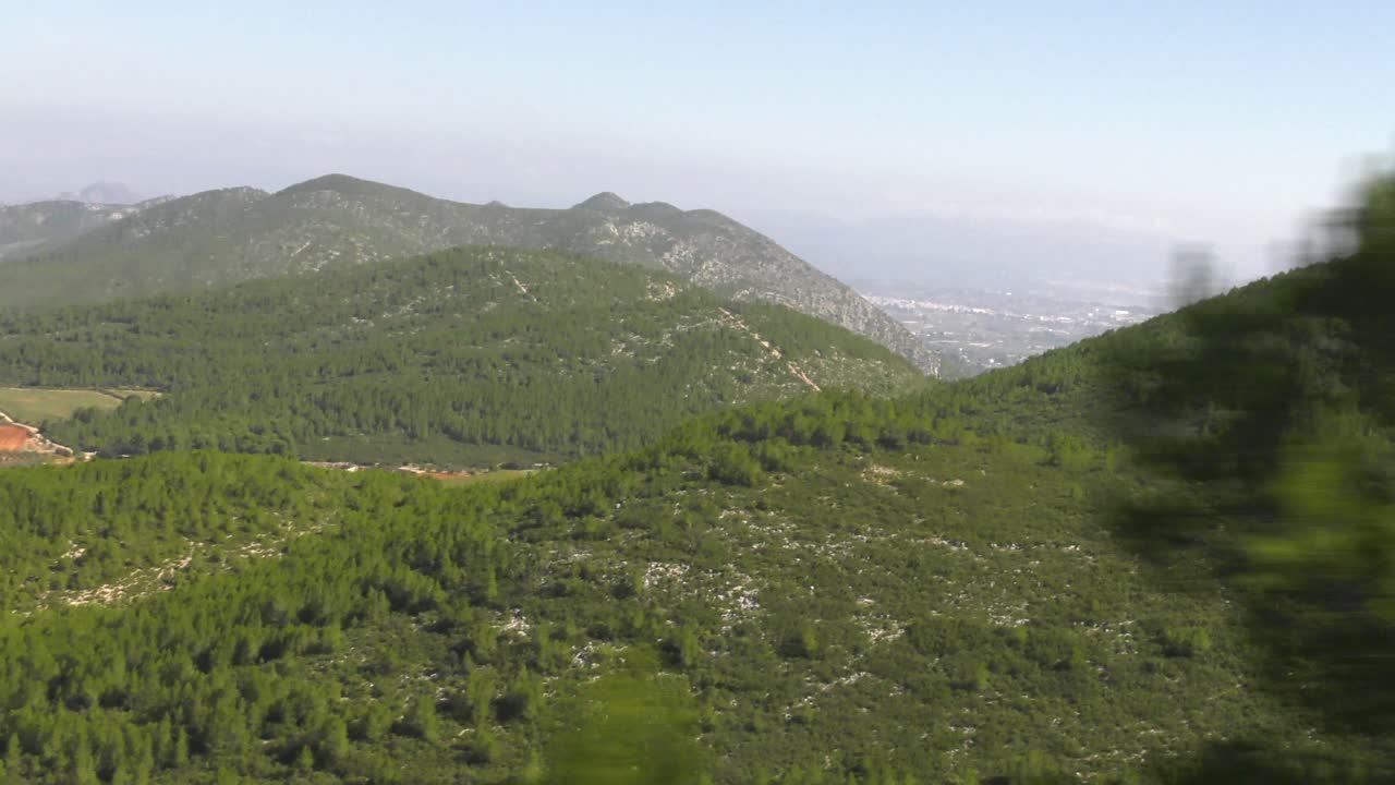 toma del vehículo del campo español, las montañas y el valle