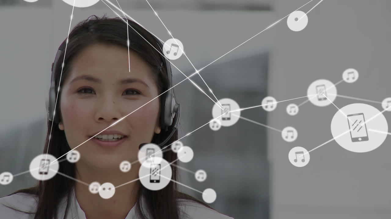 animación de una red de conexiones e iconos sobre una mujer de negocios con auriculares