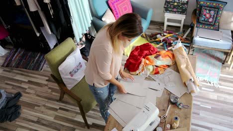 desde arriba toma de mujer en el salón