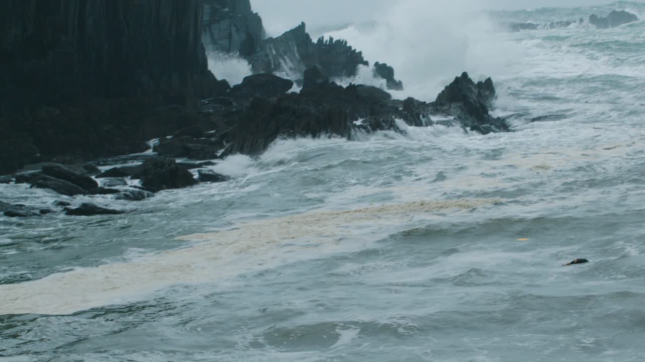 아일랜드 해안에 부서지는 바다의 파도