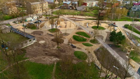 drone aéreo giratorio disparado sobre el patio de recreo de los niños en construcción en el parque de la ciudad durante el día