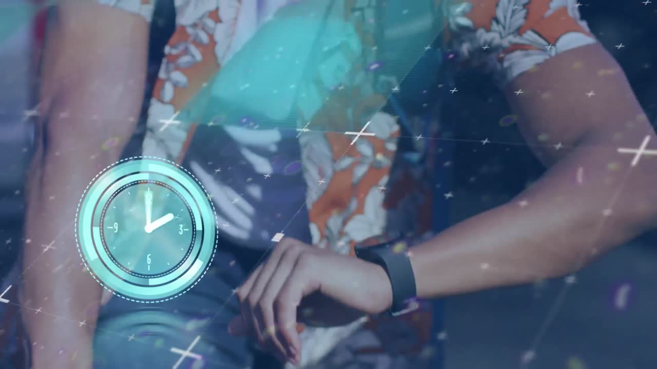 Animazione di orologio in movimento su un uomo birazziale con smartwatch