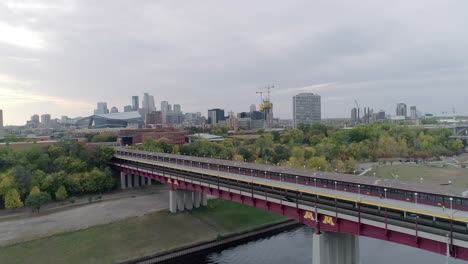 Antena-Del-Campus-De-La-Universidad-De-Minnesota-Del-Puente-De-La-Avenida-De-Washington