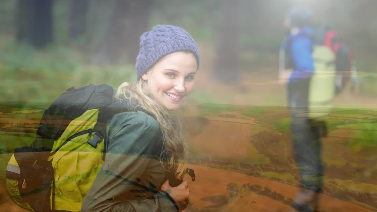 mujer sonriente con mochila sobre animación de excursionistas en el bosque