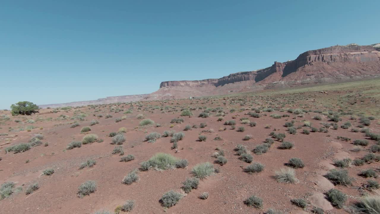 화창한 날 멀리 있는 절벽을 향해 광활한 인디언 크릭 사막을 가로지르는 짜릿한 fpv 공중 여행을 경험해보세요