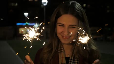 mujer con chispas en la noche