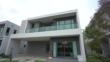 Diseño-Exterior-De-Casa-Contemporánea-Moderna-En-Blanco-Y-Gris.